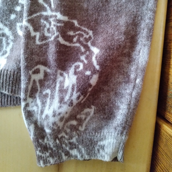 Sweater with hood - Picture 10 of 14